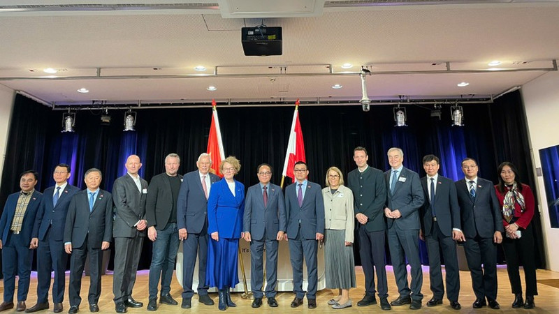 Delegados en el foro. 