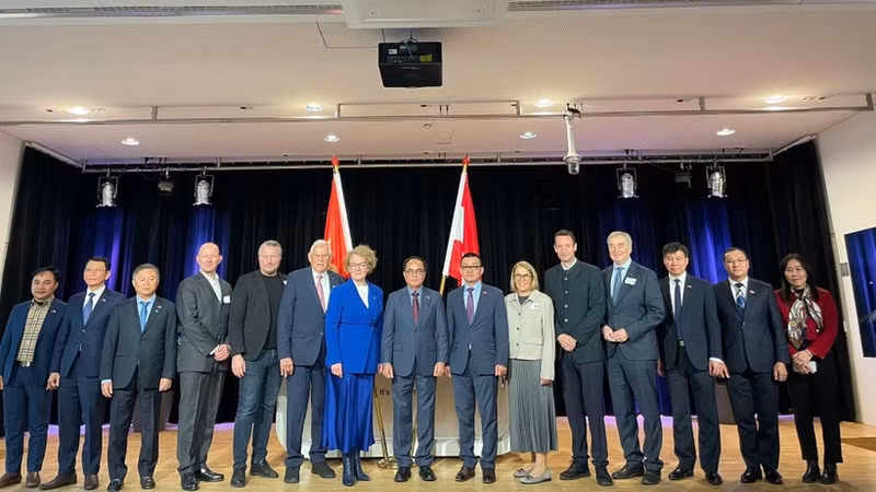 Delegados en el foro. 