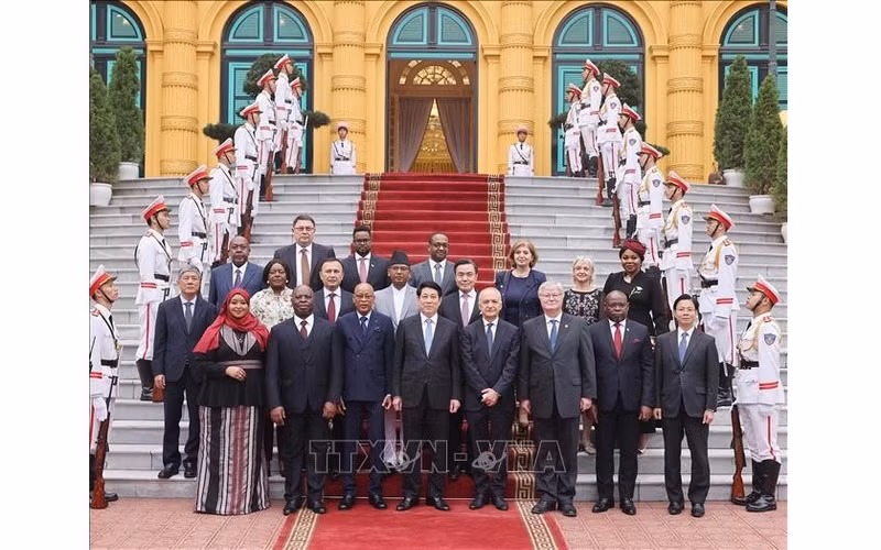 El presidente vietnamita, Luong Cuong, y nuevos embajadores. (Foto: VNA)