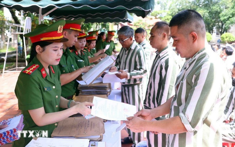 Funcionarios de la prisión Phu Son 4 (Ministerio de Seguridad Pública) entregan certificados de amnistía a las personas amnistiadas en 2025. (Foto: VNA)