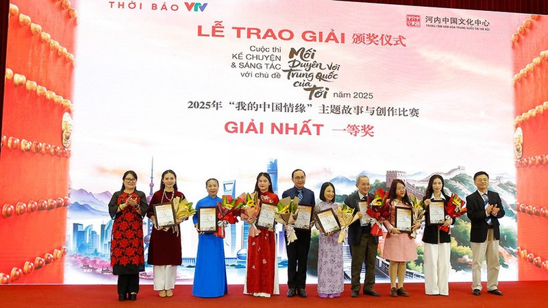 El comité organizador otorga el primer premio a los autores. 