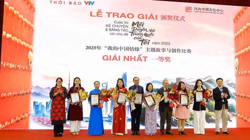 El comité organizador otorga el primer premio a los autores. 