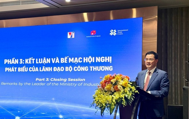 Bui Huy Son, director del Departamento de Planificación, Finanzas y Gestión Empresarial del Ministerio de Industria y Comercio, habla en el evento. (Foto: VNA)