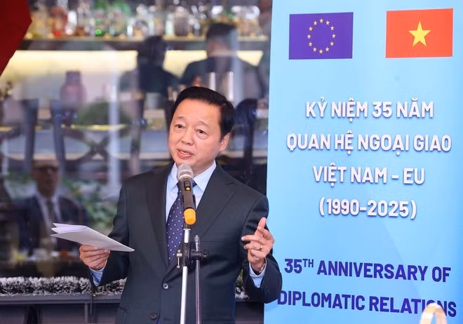 El viceprimer ministro Tran Hong Ha habla en el evento. (Foto: VNA)