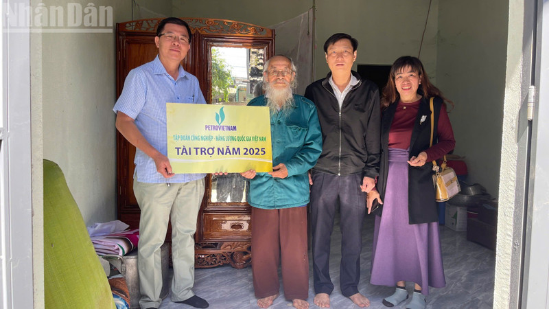 El periodista Nguyen Cong Ly, jefe de la corresponsalia del periódico Nhan Dan en Dak Lak, entrega una casa de cairdad a Nguyen Nhu Y, residente de la aldea 4, comuna de M’Drak.