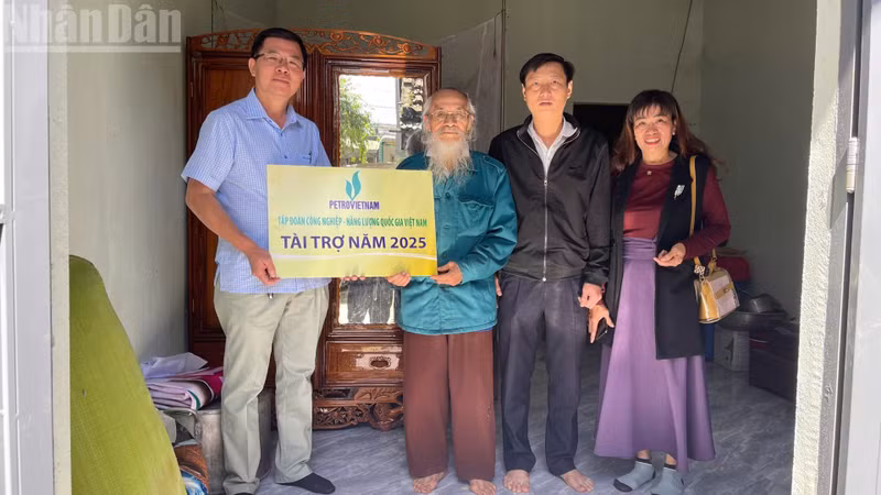 El periodista Nguyen Cong Ly, jefe de la corresponsalia del periódico Nhan Dan en Dak Lak, entrega una casa de cairdad a Nguyen Nhu Y, residente de la aldea 4, comuna de M’Drak.