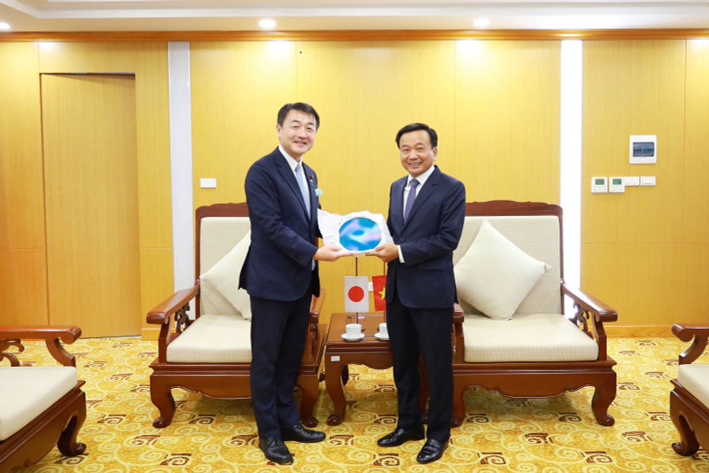 Nguyen Danh Huy (derecha), vceministro de Construcción de Vietnam, recibe a Hajime Sasaki, viceministro de Tierra, Infraestructura, Transporte y Turismo de Japón. 