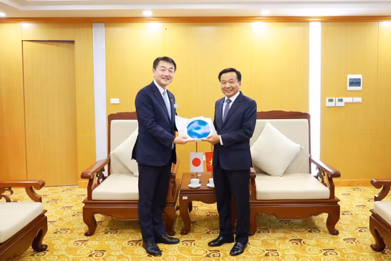 Nguyen Danh Huy (derecha), vceministro de Construcción de Vietnam, recibe a Hajime Sasaki, viceministro de Tierra, Infraestructura, Transporte y Turismo de Japón. 