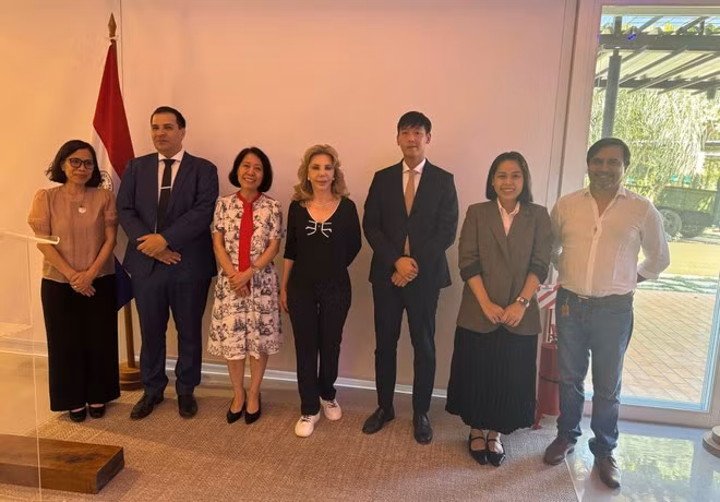 La embajadora Ngo Minh Nguyet, junto con el ministro de la Secretaría de Políticas Lingüísticas, Javier Viveros, la cónsul honoraria de Vietnam, María Del Carmen Pérez, y otros delegados. (Foto: VNA)