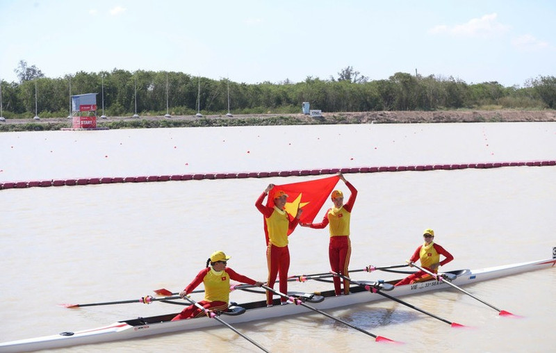 Atletas vietnamitas celebran la victoria en el remo. (Foto: VNA)