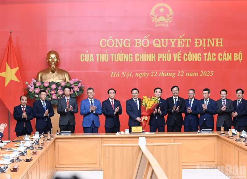 Los delegados felicitan al ministro interino de Industria y Comercio, Le Manh Hung.