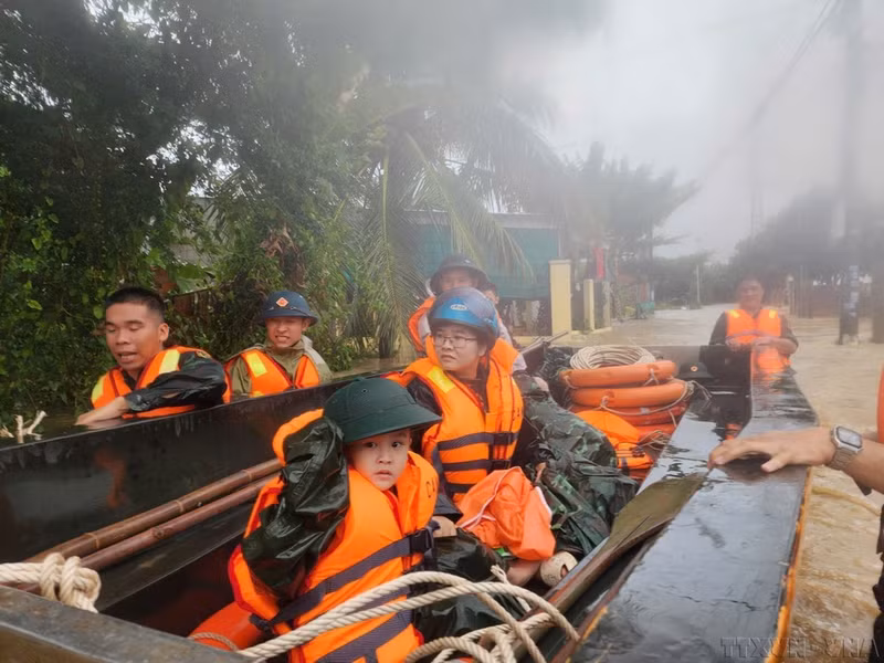 Habitantes son evacuados por las fuerzas del ejército debido a la inundación de sus viviendas en la provincia de Khanh Hoa. (Foto: VNA)