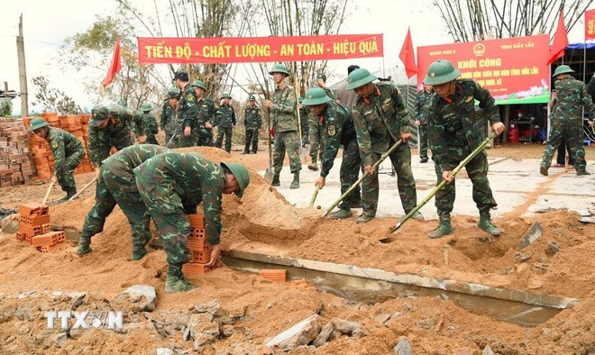 Oficiales y soldados de la Región Militar 5 trabajan con urgencia para construir viviendas nuevas para la población de Dak Lak. (Foto: VNA)