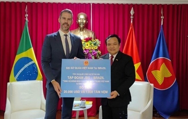 El grupo JBS dona 20.000 dólares y miles de mantas, sábanas y colchones para las familias afectadas. (Foto: VNA)