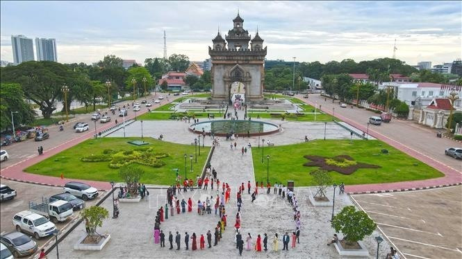 La comunidad vietnamita en Laos se reunieron en la Plaza Patouxay, símbolo de Vientián, para formar colectivamente la cifra “80” en saludo al nuevo aniversario del Día Nacional.