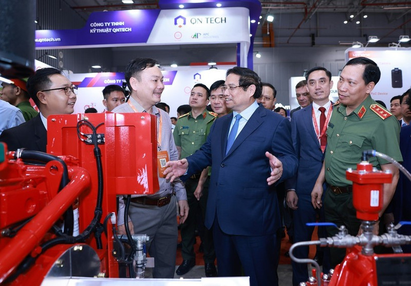 El primer ministro de Vietnam, Pham Minh Chinh, visita la Exposición Internacional sobre Técnicas y Equipos de Seguridad contra Incendios y Rescate 2025. (Foto: VNA)