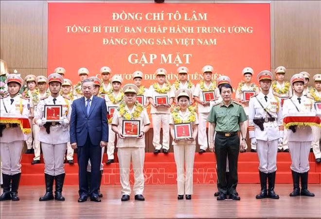 El secretario general del Partido Comunista de Vietnam, To Lam, y el ministro de Seguridad Pública, Luong Tam Quang, entregan obsequios a efectivos destacados. (Foto: VNA)