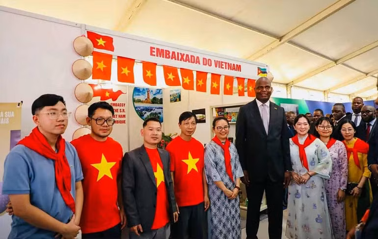 El presidente de Mozambique, Daniel Chapo, se toma una foto de recuerdo con el personal de la Embajada de Vietnam en Mozambique. (Foto: Embajada de Vietnam en Mozambique)