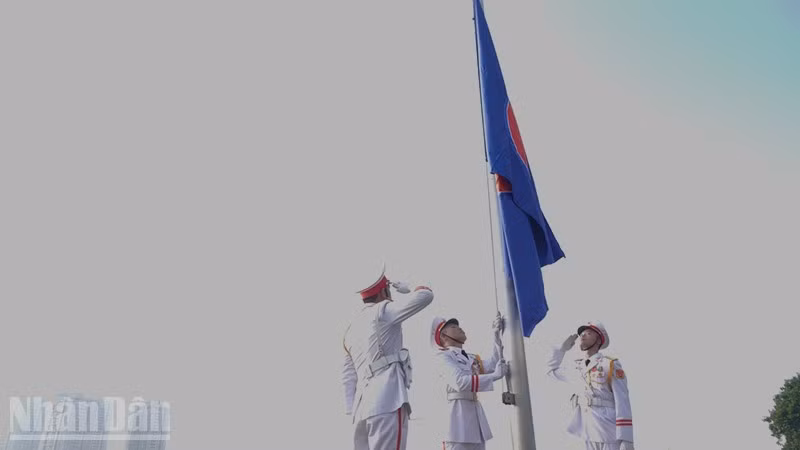 Realizan la ceremonia de izamiento de la bandera de la Asean.