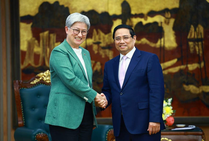 El primer ministro de Vietnam, Pham Minh Chinh, recibe a la ministra de Relaciones Exteriores de Australia, Penny Wong. (Foto: VNA)