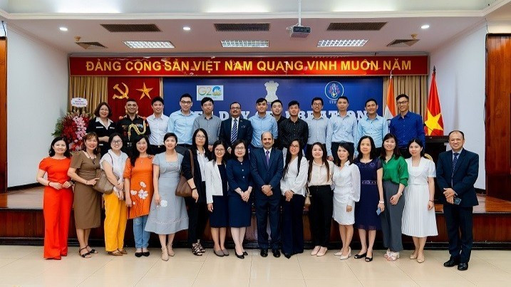 Delegados y exalumnos del lTEC posan para una foto de recuerdo. (Foto: Embajada de la India en Vietnam)