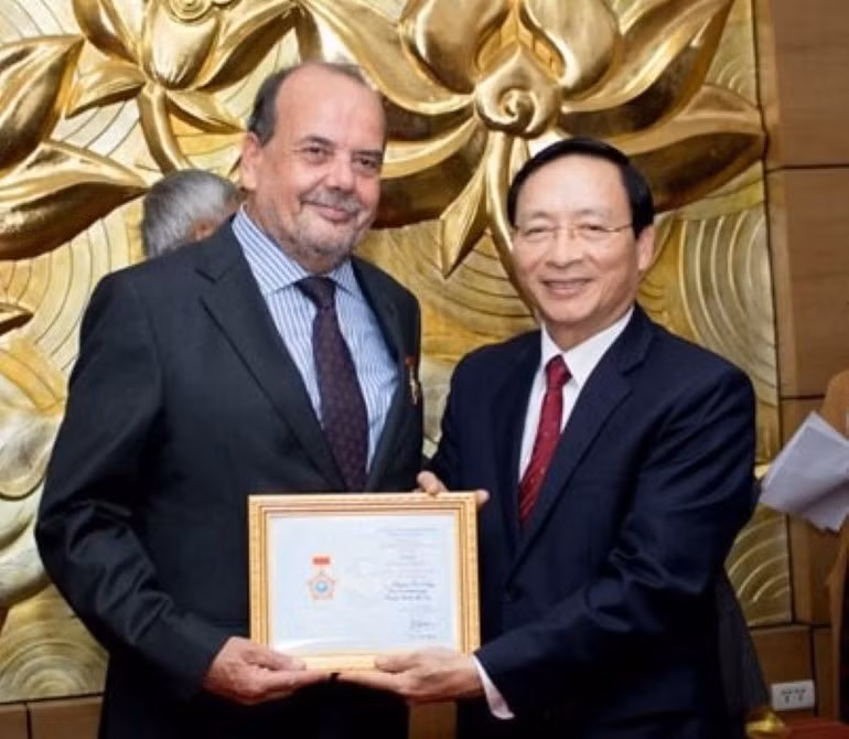 El embajador de Chile en Vietnam, Claudio De Negri, recibe la Medalla Conmemorativa “Por la Paz y la Amistad entre los Pueblos”, otorgada por la Unión de Organizaciones de Amistad de Vietnam (VUFO).