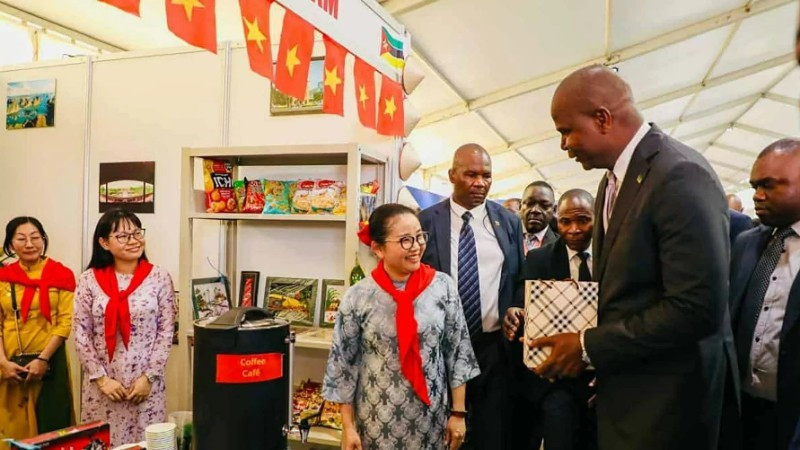 El presidente de Mozambique, Daniel Chapo, visita el stand de Vietnam y muestra interés por los productos y servicios exhibidos. (Foto: Embajada de Vietnam en Mozambique)