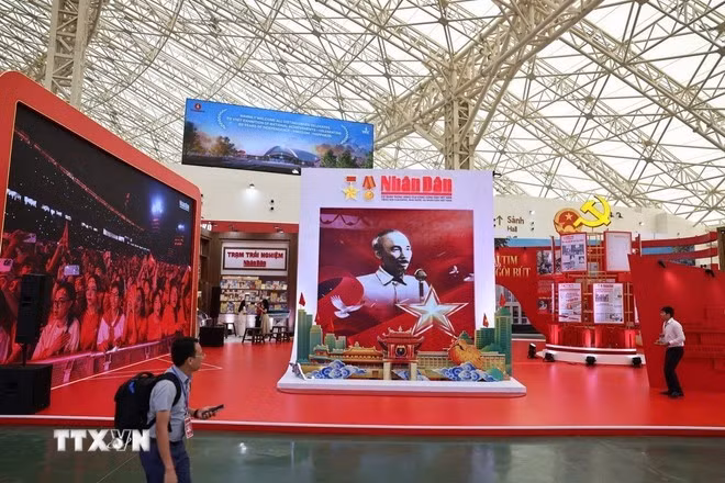 Stand del periódico Nhan Dan en la exposición. (Foto: VNA)