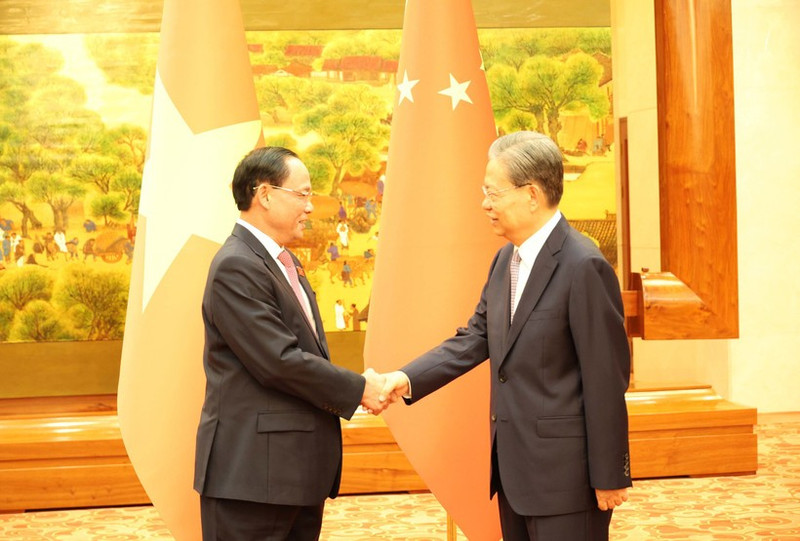 El vicepresidente de la Asamblea Nacional de Vietnam, Tran Quang Phuong (izquierda) y Zhao Leji, titular del Comité Permanente de la Asamblea Popular Nacional de China. (Foto: VNA)