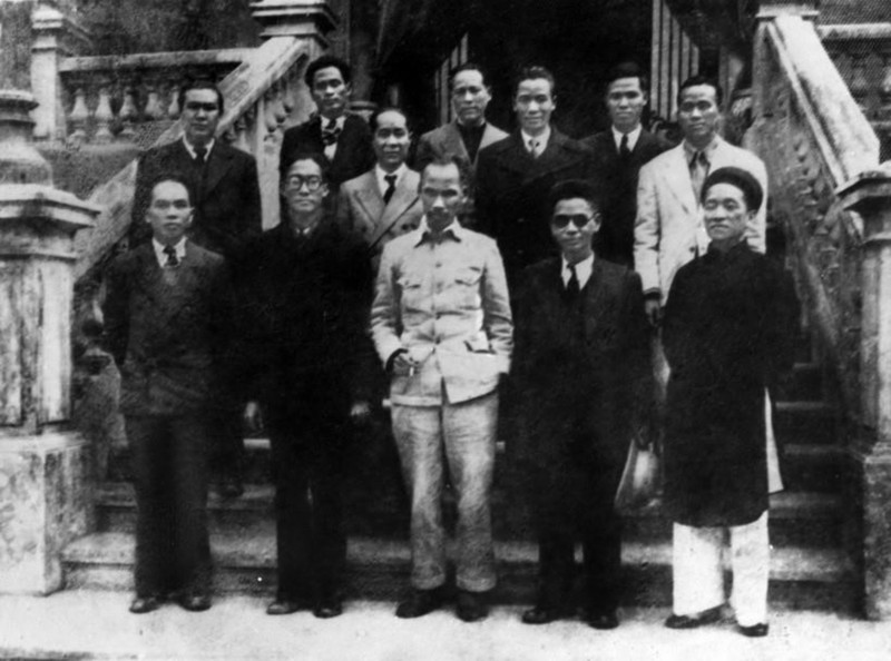 El presidente Ho Chi Minh y los miembros del Consejo de Gobierno Provisional de la República Democrática de Vietnam se presentan tras la primera reunión, en la mañana del 3 de septiembre de 1945. (Foto: VNA)