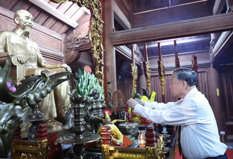 El secretario general del Partido Comunista de Vietnam, To Lam, rinde homenaje al Presidente Ho Chi Minh y a los precursores revolucionarios. (Foto: VNA)