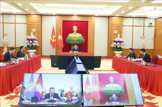 El secretario general del Comité Central del Partido Comunista de Vietnam, To Lam, sostuvo una llamada telefónica con el presidente del Partido Popular de Camboya y titular del Senado, Samdech Techo Hun Sen. (Foto: VNA)