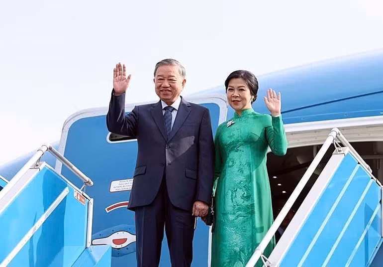 El máximo dirigente partidista vietnamita y su cónyuge parten de Hanói hacia Corea del Sur. (Foto: VNA)