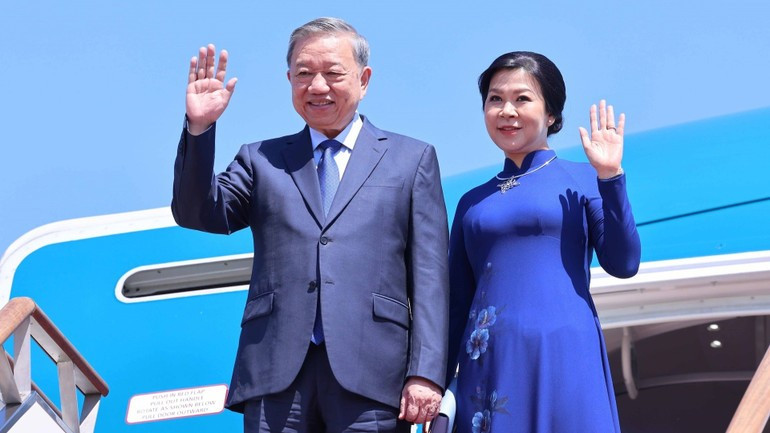 El secretario general del PCV, To Lam, y su esposa llegan a Seúl para iniciar una visita de Estado a Corea del Sur. (Foto: Thong Nhat/VNA)