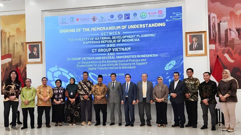 Firma del memorando de entendimiento entre el Grupo CT y el Ministerio de Planificación del Desarrollo Nacional de Indonesia.