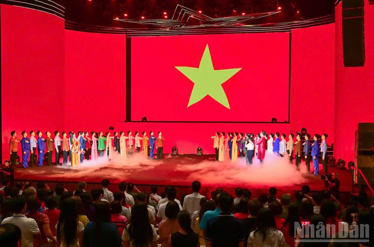 Artistas e invitados durante la ceremonia de saludo a la bandera nacional. 