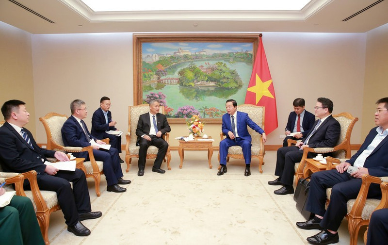 Tran Hong Ha, viceprimer ministro de Vietnam, recibe a Wang Bo, director general del Grupo de Ferrocarriles de China número 6. (Foto: VNA)