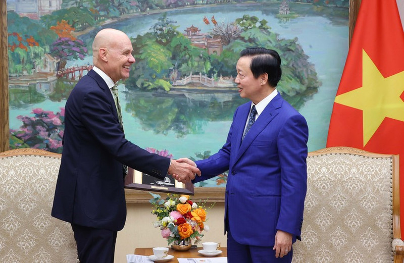 El viceprimer ministro Tran Hong Ha recibe al embajador neerlandés en Vietnam, Kees van Baar. (Foto: VNA)
