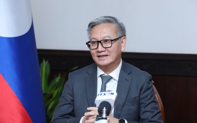 El ministro de Relaciones Exteriores de Laos, Thongsavanh Phomvihane, responde a la entrevista de la VNA. (Foto: VNA)