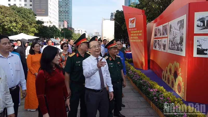 Delegados visitan la exposición.