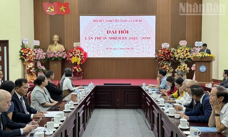 Escena del IV Congreso de la Asociación de Amistad Vietnam–Argelia para el mandato 2025–2030.