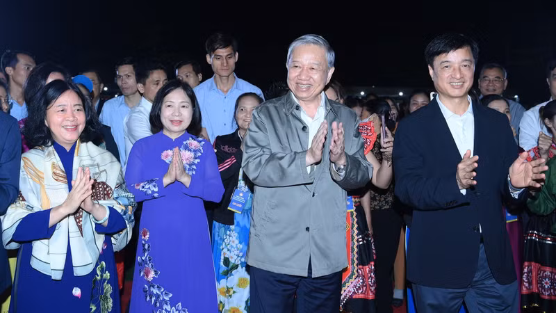 El secretario general del PCV, To Lam, y los delegados en el Festival.