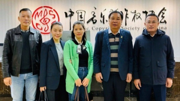 El director general del Centro de Protección de los Derechos de Autor Musicales de Vietnam, Dinh Trung Can (segundo desde la derecha), en la reunión de la Unión Internacional de Asociaciones de Compositores y Letristas, celebrada en Pekín, China, en octubre de 2025.