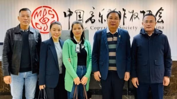 El director general del Centro de Protección de los Derechos de Autor Musicales de Vietnam, Dinh Trung Can (segundo desde la derecha), en la reunión de la Unión Internacional de Asociaciones de Compositores y Letristas, celebrada en Pekín, China, en octubre de 2025.