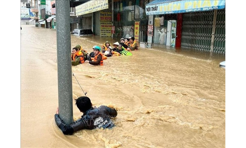 Las autoridades evacuan a los habitantes de Khanh Hoa a un lugar seguro. (Foto: VNA)