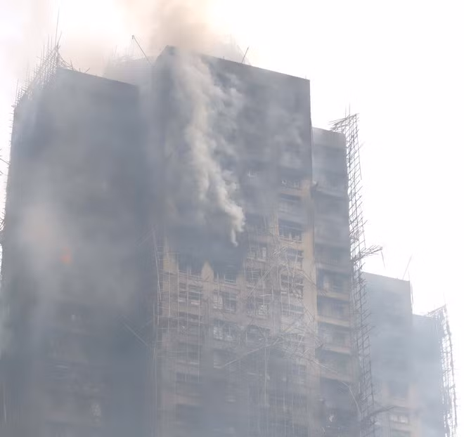Humo sale de un edificio durante un incendio. (Foto: VNA)