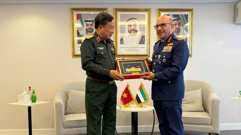 El coronel general Hoang Xuan Chien, miembro del Comité Central del Partido Comunista de Vietnam, miembro permanente de la Comisión Militar Central y viceministro de Defensa, y el teniente general Ibrahim Nasser Al-Alawi, viceministro de Defensa de los Emiratos Árabes Unidos . 