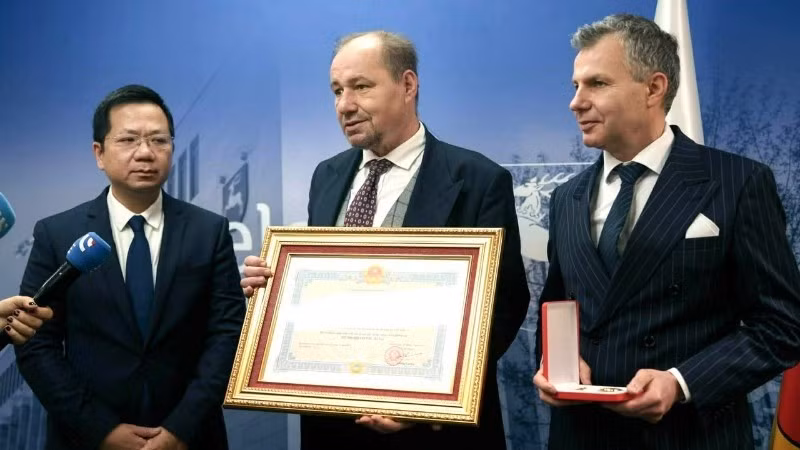 El profesor Bartłomiej Kwiatkowski, hijo del fallecido arquitecto Kazimierz Kwiatkowski, habla en la ceremonia. (Foto: Embajada de Vietnam en Polonia)