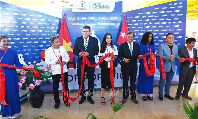 El viceprimer ministro cubano, Oscar Pérez-Oliva Fraga (tercero desde la izquierda), el embajador de Vietnam en Cuba, Le Quang Long (quinto desde la izquierda), y el presidente de la junta directiva de la corporación Thai Binh, Tran Thanh Tu (segundo desde la izquierda), cortan la cinta inaugural del stand vietnamita. (Foto: VNA)