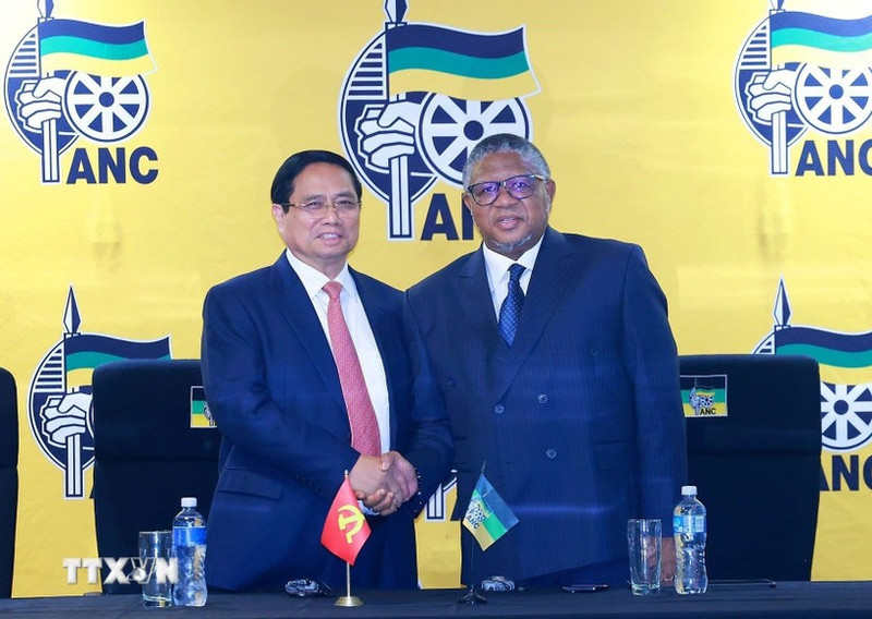 El primer ministro Pham Minh Chinh (izquierda) y el secretario general del Congreso Nacional Africano, Fikile Mbalula. (Foto: VNA)